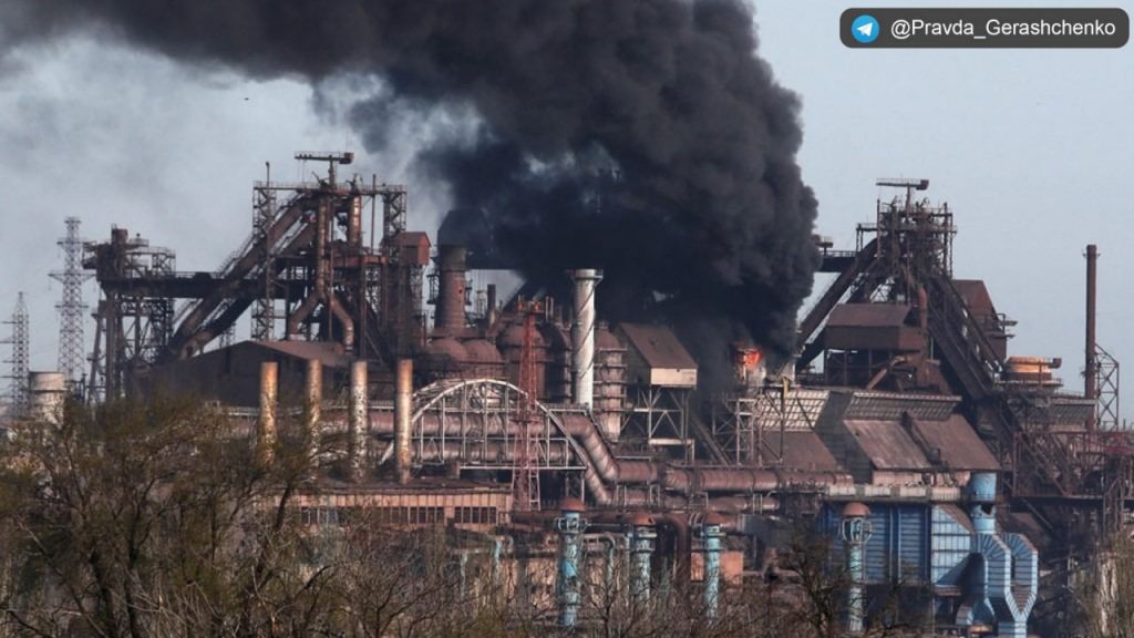 Над заводом «Азовсталь» Мариуполе, заметили черный дым